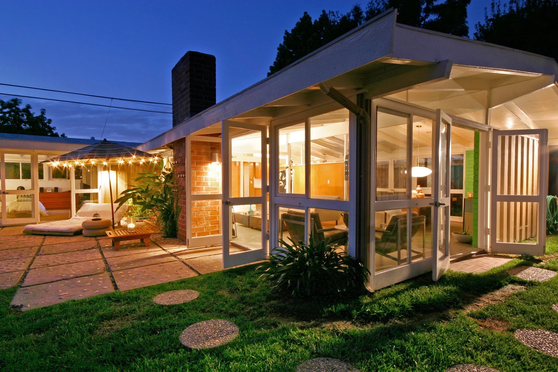 modern home ext..jpg