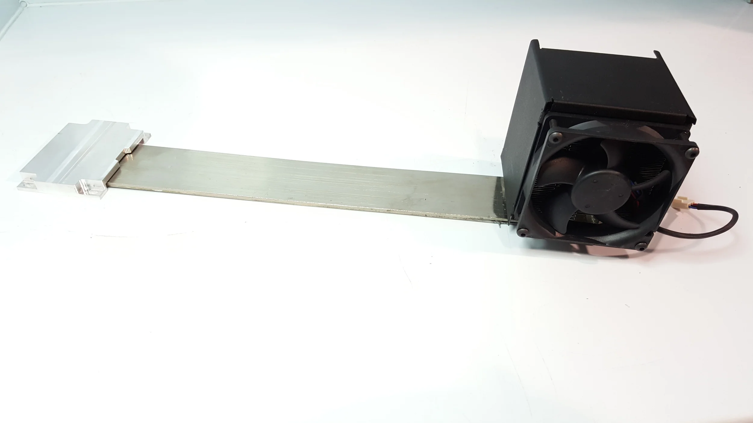 OHP air-cooled microchip heat sink with fan for remote heat rejection