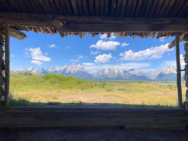 🚩🚩AUSTIN!! 📸 We have a beginners photography class tomorrow, Sunday from 10am-12:30pm. Use promo code &lsquo;INSTA&rsquo; for a discount! 
Framing with the iPhone! #islastudio *
*
*
*
*
*
#grandtetonnationalpark #grandtetons #nature #mountains #ye