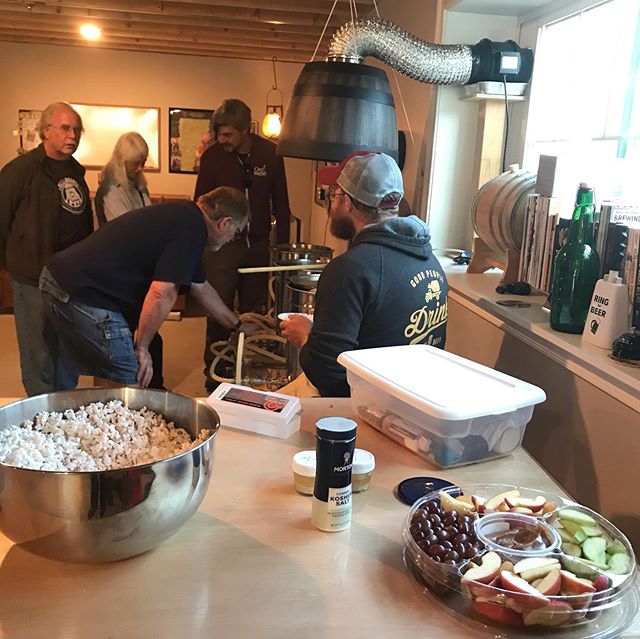 Member #brewday! 🍻
Festive snacks with friends, while brewing up fermented beverages. #fundaysunday #weheartcoops