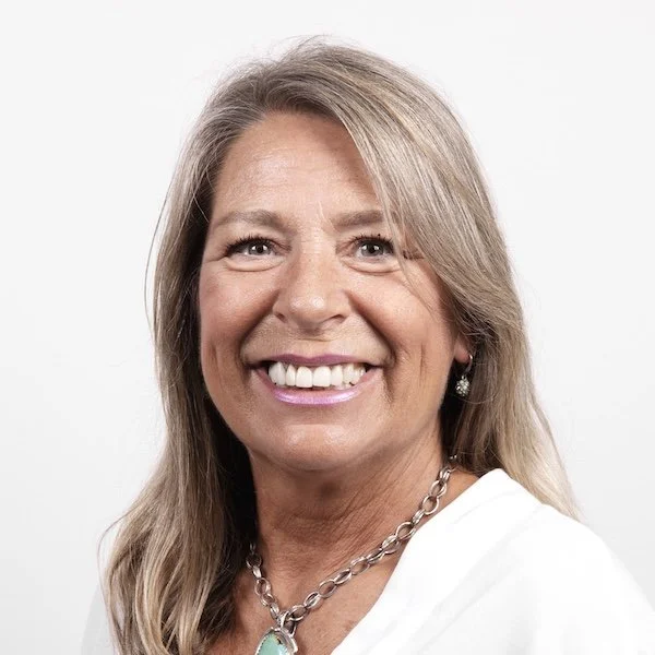 Holly Vullo Headshot