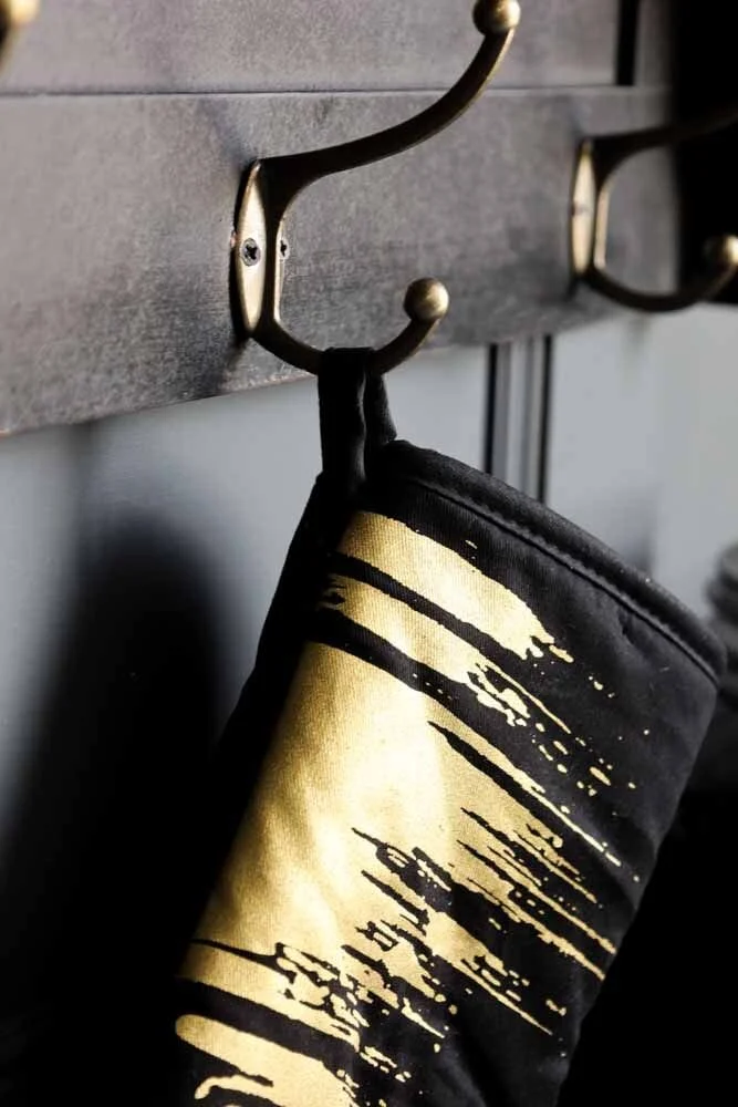 rocketstgeorge-black-single-oven-glove-with-gold-flash-lowres-detail_1.jpeg
