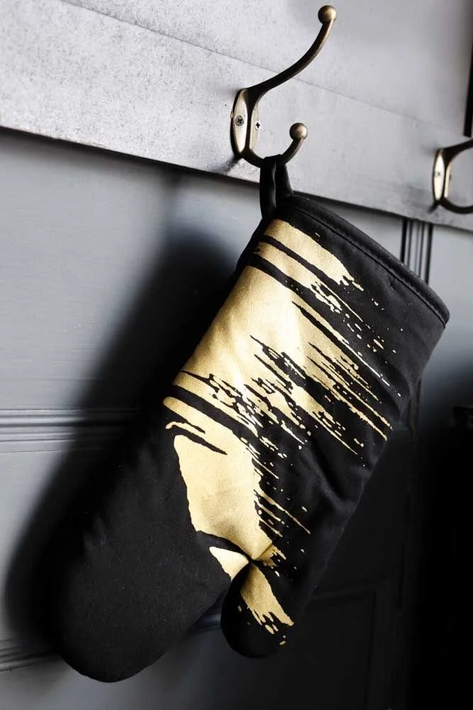 rocketstgeorge-black-single-oven-glove-with-gold-flash-lowres-lifestyle_1.jpeg