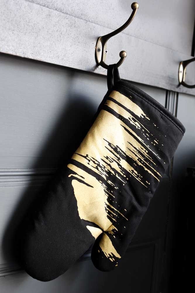 rocketstgeorge-black-single-oven-glove-with-gold-flash-lowres-lifestyle_1.jpeg
