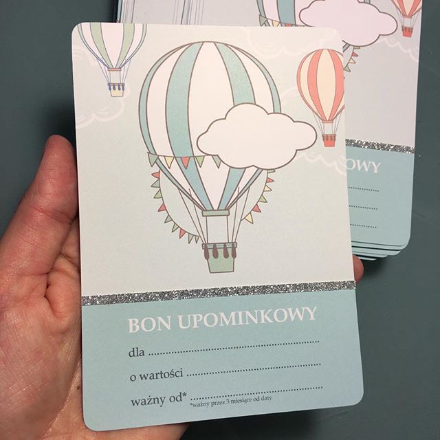 Bon ze srebrnym dodatkiem. Takie ozdobniki mogą znaleźć się na waszych zaproszeniach i innych cudnych dodatkach :-) #bon #kartaupominkowa #butikmalucha @aga.butikmalucha #zaproszenia #dekoracje #zaproszenie #balon #hotairballoon #socutepl