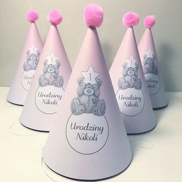Czapeczki cieniowane ze słodkim szarym miśkiem. #czapeczki #partyhats #hats #partytime #różowe #słodko #cute #socutepl