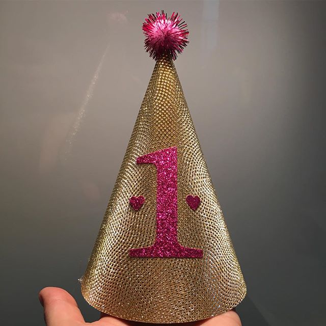 Czapka na roczek w wersji de lux. #czapka #czapeczka #partyhat #hat #partyhats #impreza #urodziny #urodzinki #jeden #one #turningone #jedenrok#roczek #rok #socutepl