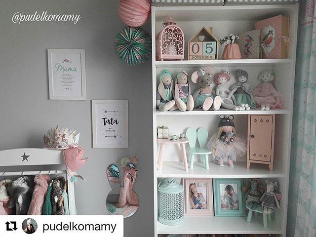 Pięknie zaaranżowany pokoik, wspaniałe zabawki i dekoracje a wśród nich nasze lampiony. Bardzo nam miło, że tu zagościły :-) #socute #pudelkomamy #socutepl #pokój #pokoj #pokoik #pokojdziecka #pokojdziewczynki #pastele #kidsroom #lampiony #laterns