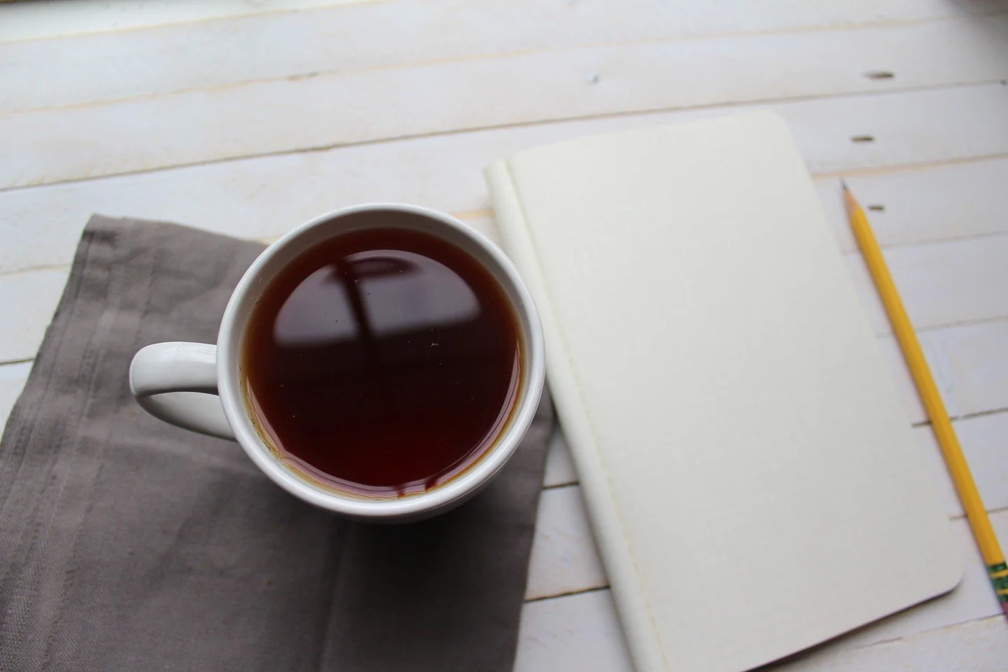 Have you made your list?⁠
Let Leaf Logic help you sip your way into the new year with intentions that feel good!⁠
⁠
🌿 New Year&rsquo;s Resolutions, the Tea Way:⁠
✨ Drink more water (tea counts!)⁠
✨ Support your wellness with herbs⁠
✨ Ditch the junk&