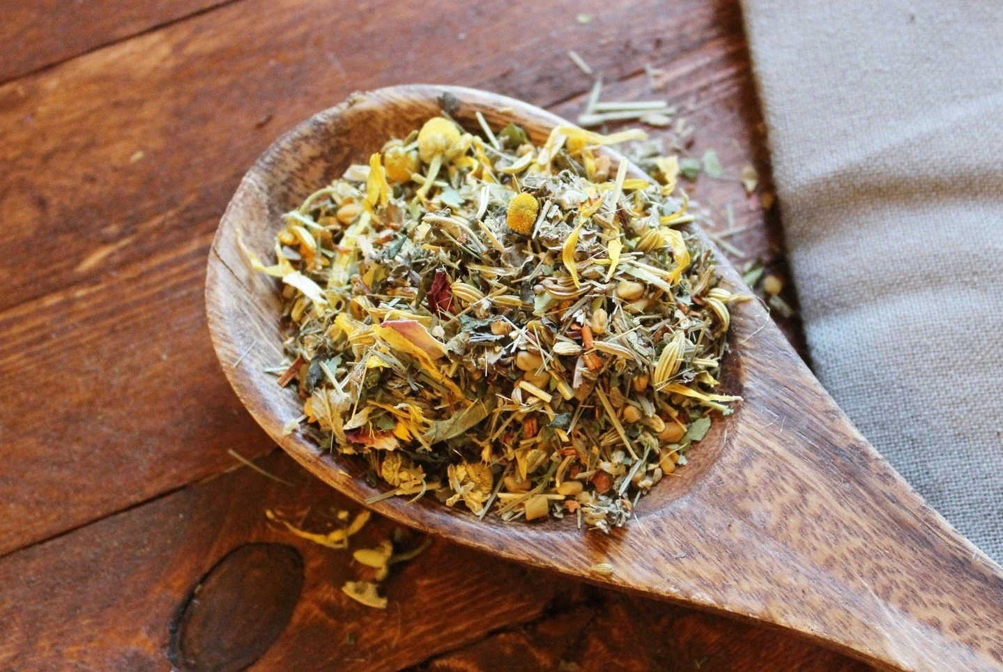 Every leaf tells a story 🍃 From bright, vibrant leaves to rich, aromatic herbs&mdash;loose-leaf tea is a feast for the senses.⁠
⁠
⁠
#LooseLeafTea #TeaLovers #TeaTexture #OrganicTea #TeaPhotography #HerbalTea #TeaAddict #MindfulMoments #TeaVibes #Ste