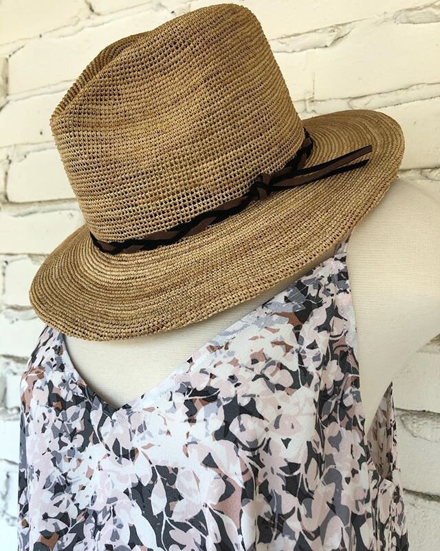 Straw hats and florals ☀️🌸 #summervibes