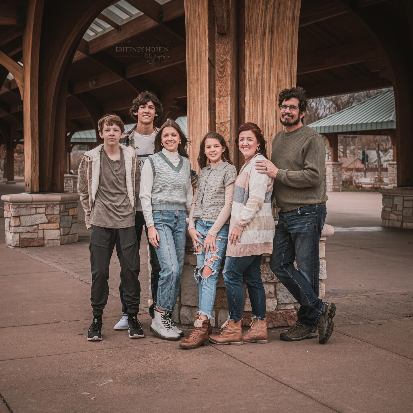 𝔫𝔢𝔩𝔰𝔬𝔫 𝔣𝔞𝔪𝔦𝔩𝔶
They brought the freaking wind. 😅 My peeps all the way from Nebraska. My photography passion began when these kids were babies, and now two of them are high school seniors. How does it go so fast? 🥹 @those27kids 
***IG doe