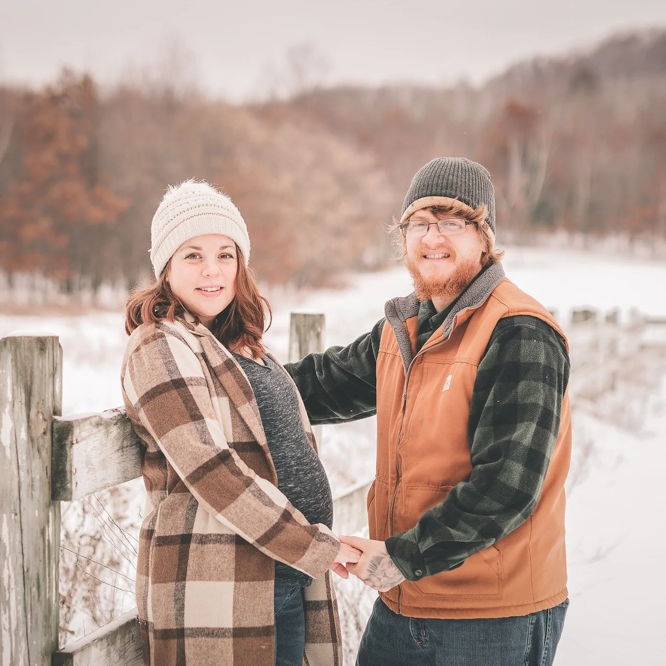 A Winter Maternity Shoot with this adorable little family 🥰 
.
.
.
.
#brittneyhobeinphotography #colfaxwi #chippewavalleyphotograhy  #wisconsinphotography #eauclairefamilyphotographer #maternityphotography #thebump #lifestylematernity #lifestylemate