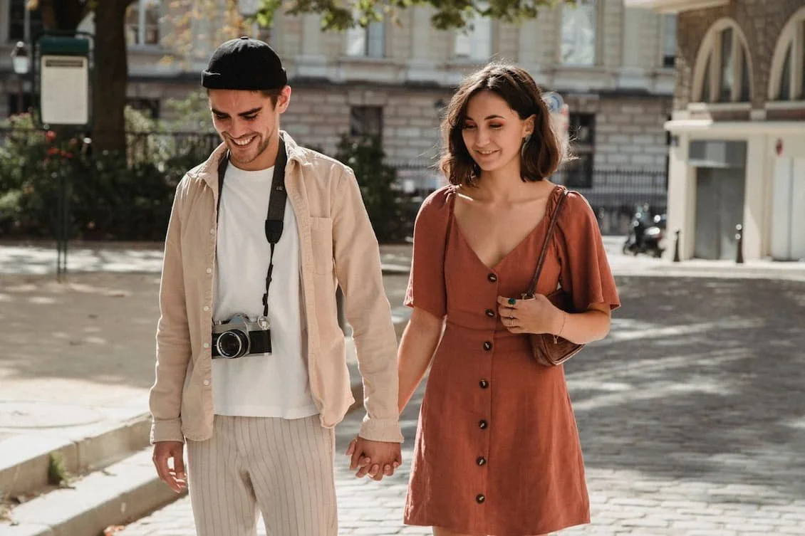 smiling-couple-holding-hands