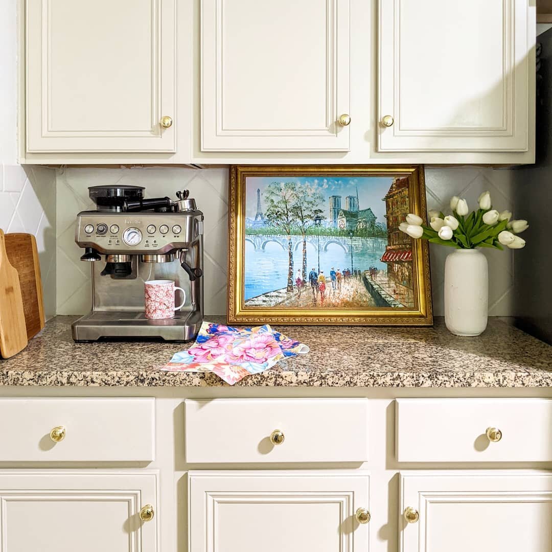 Spreading a little spring touches into the kitchen today. Too soon? I just couldn't wait! So looking forward to warmer weather and sunny days! Have you started to decorate for spring yet?

#springdecor #myspringhomedecor #kitchendecor #kitchencounter