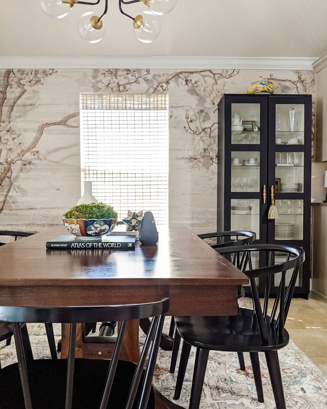 I struggled decorating the dining room a lot over the years. Decorating an open floor plan proved to be a little more difficult than I anticipated! I think I finally cracked it though! Our dining room completely transformed when we installed this mur