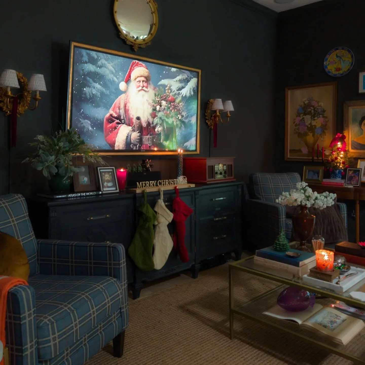 It&rsquo;s the most wonderful time of the year to mix old and new! 🎅🏼🕯️

​I&rsquo;m loving how the living room came together this season. We&rsquo;ve got the classic plaid armchairs bringing that cozy texture, mixed with my favorite vintage art ga