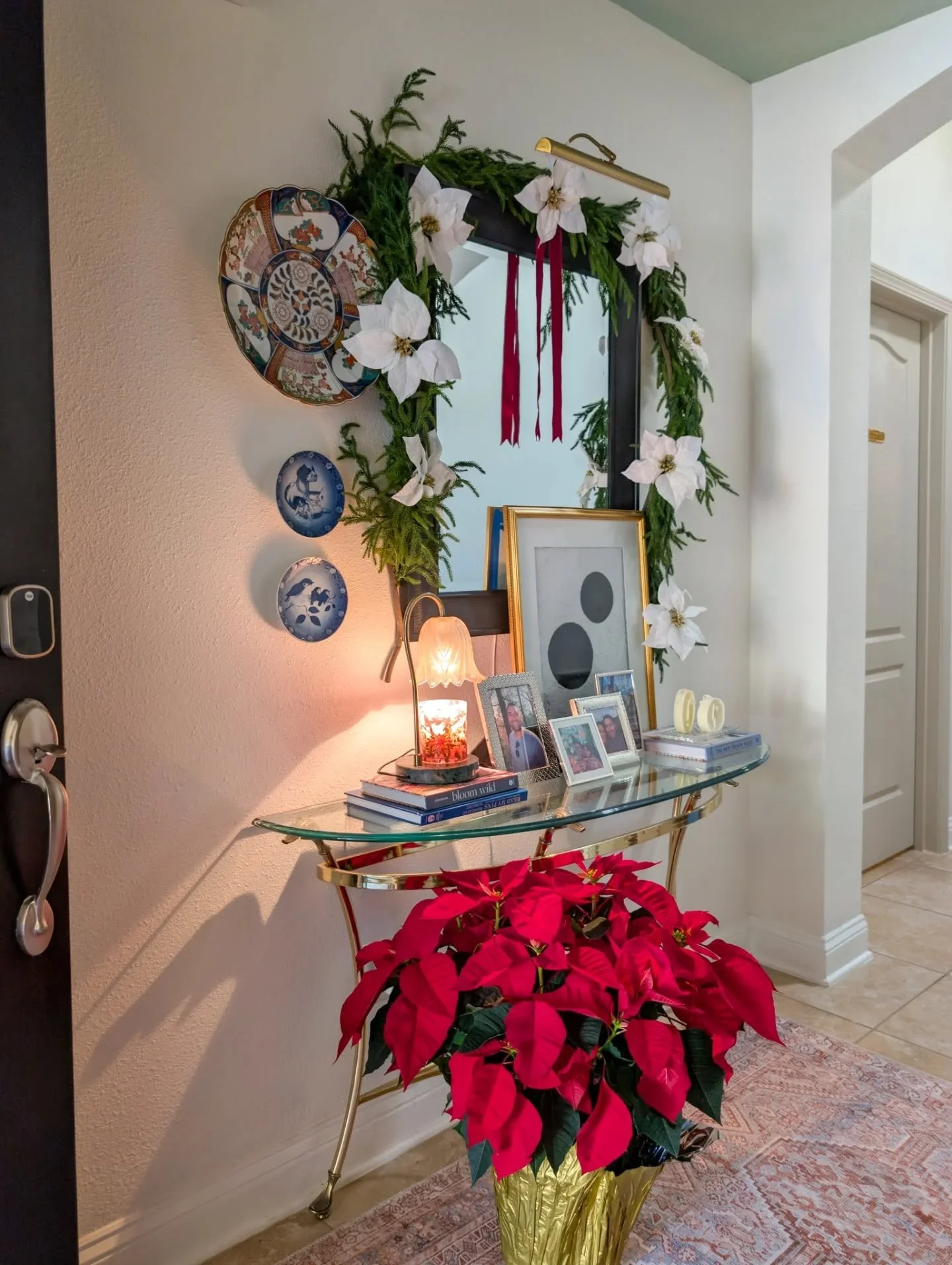 ​Red or White Poinsettias? 🤔 I couldn&rsquo;t decide, so I used both! White blooms in the garland for an airy feel, and a classic deep red beauty on the floor to anchor the look. Which team are you on this year? 👇

#housebythepreserve #entrywaydeco