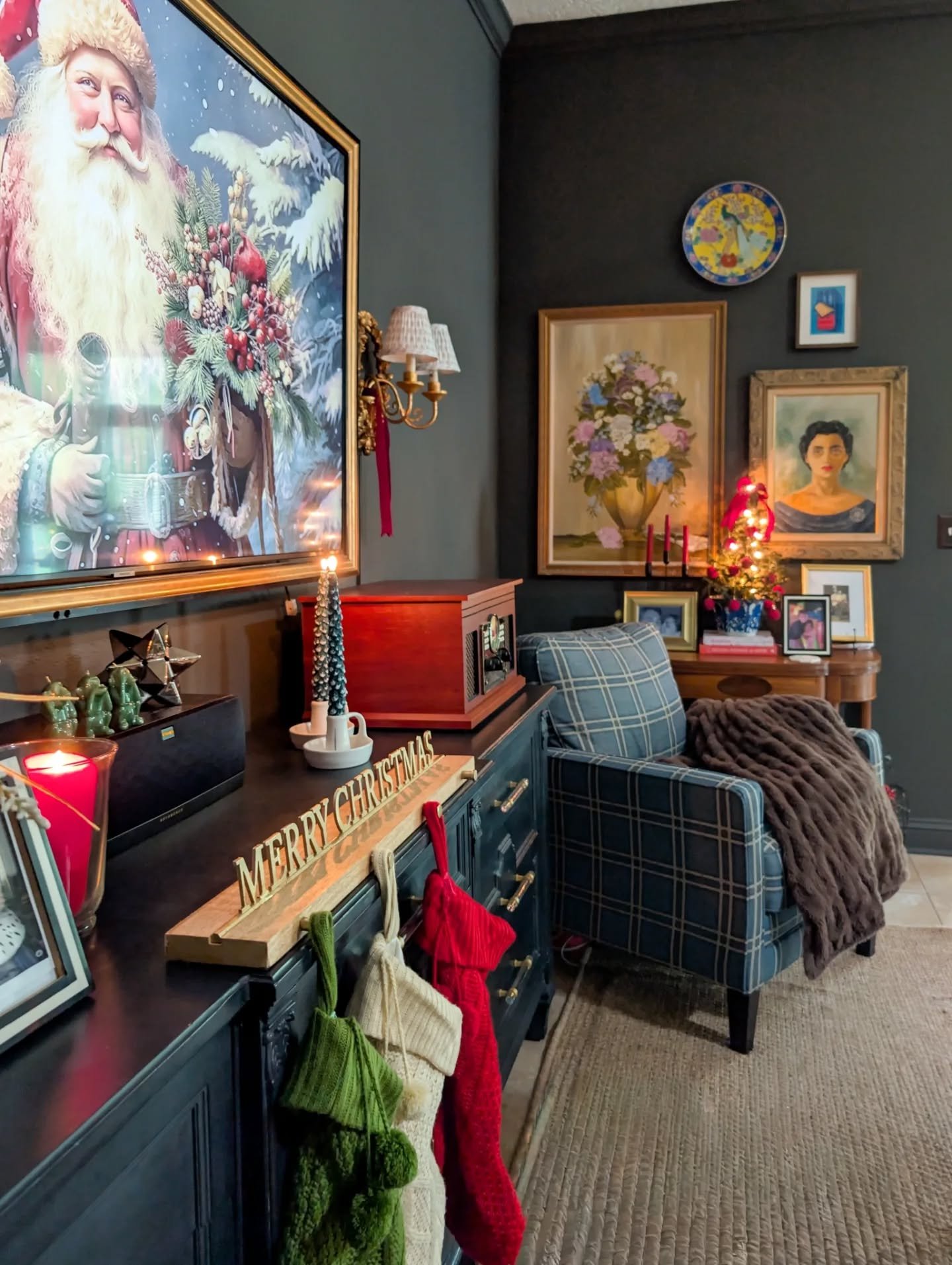 The final bell has rung! 🔔✨ Today was the kids' last day of school, and we are officially on Christmas break. The house is cozy, the stockings are hung, and I am so ready for slow mornings and holiday magic with my favorite people. Let the cocoa sip