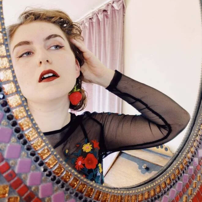 Buzzing Daily Review: Samantha Margret's "Feminist Gf"