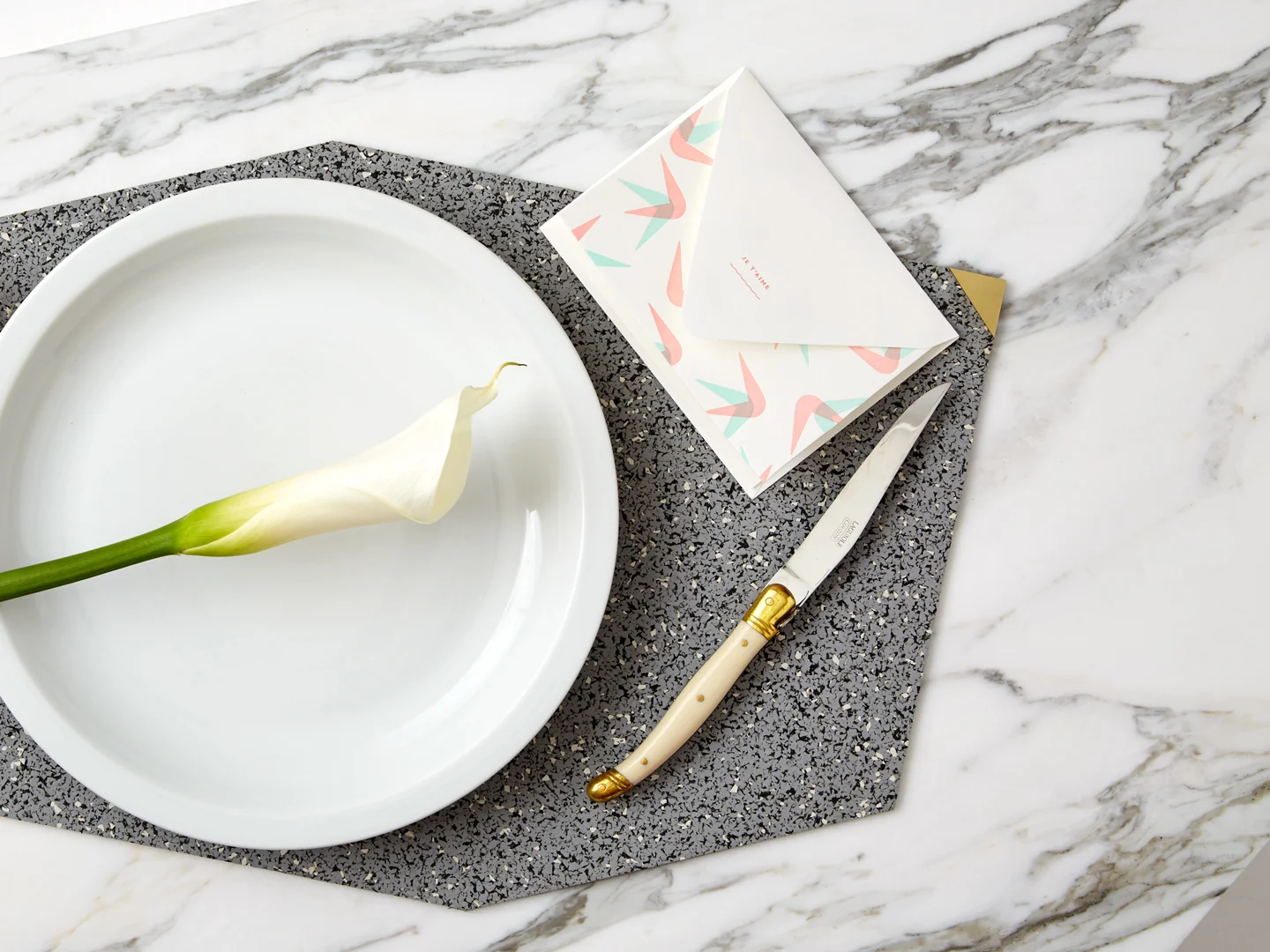 SlashObjects_Placemat_Gris.jpg