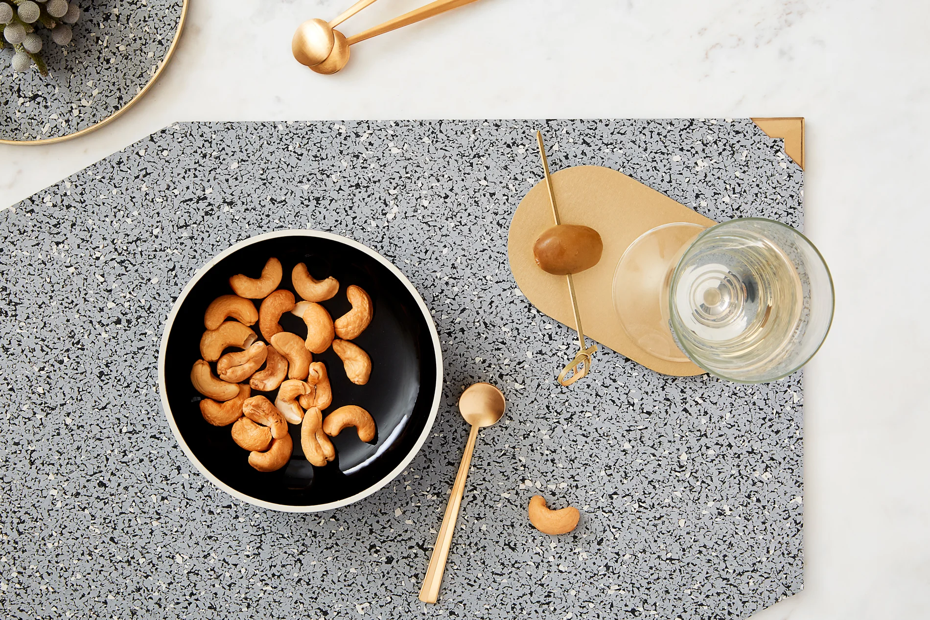 Slash_Objects-Placemat-Brass_Trivet-Gris.jpg