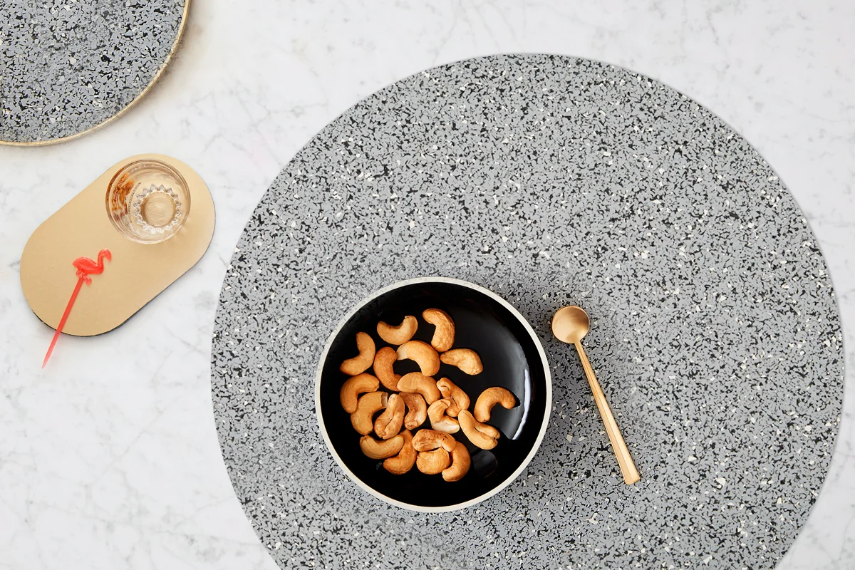 Slash_Objects_Round-Placemat-Coaster-Gris.jpg