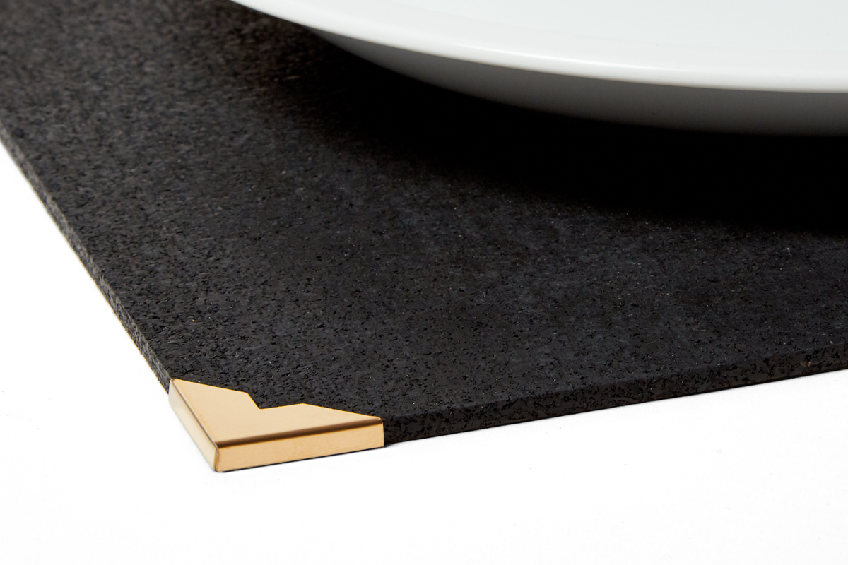 Rubber_PLACEMAT_Detail_Black_Slash-Objects_web.jpg