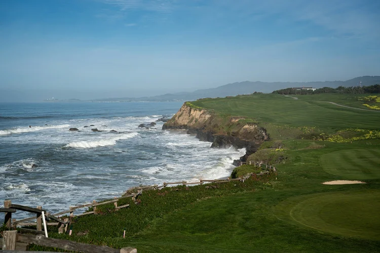 Clifftop ocean golf fairway, the coastal golf experience on our private Sydney and Hunter Valley golf tour