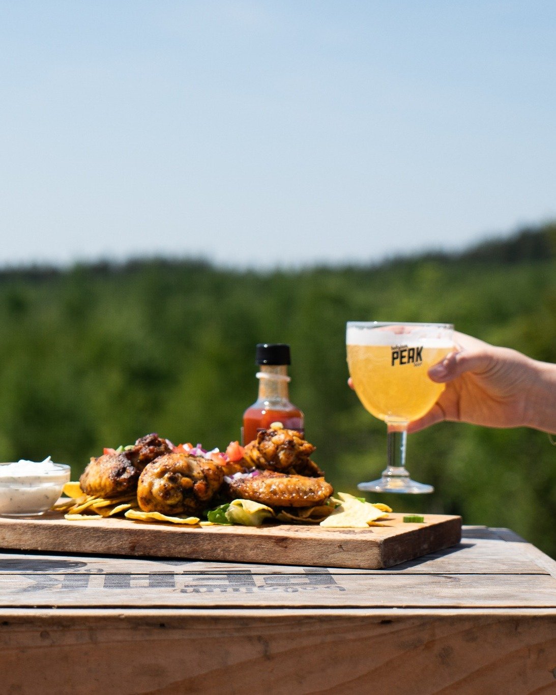 Assiettes et bi&egrave;res &agrave; partager sur notre terrasse 😎💥