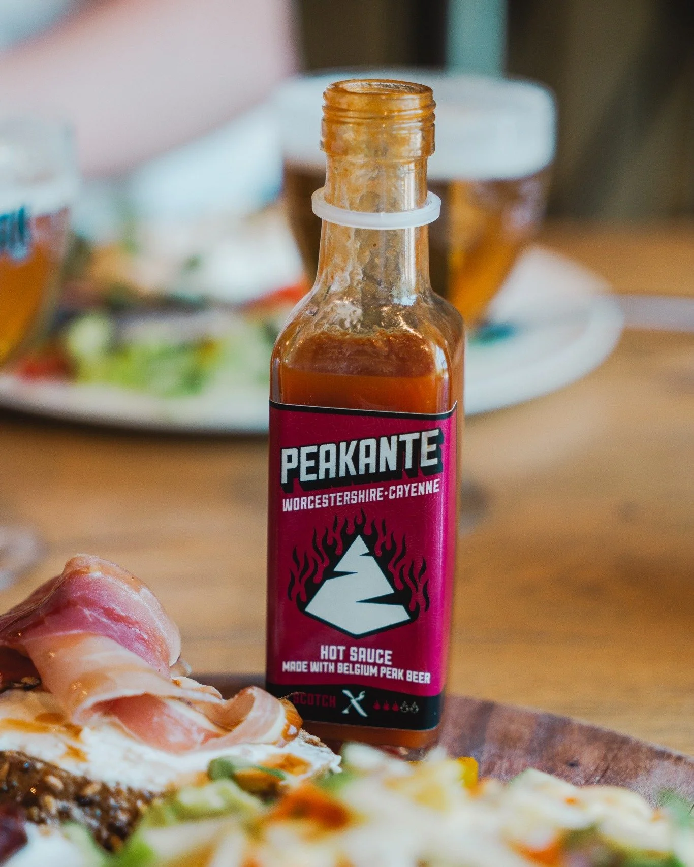 Nos Peakantes sont l&agrave; pour pimenter vos assiettes !🔥 
Parfaites pour relever vos plats, en marinade pour vos viandes, ou m&ecirc;me sur des l&eacute;gumes grill&eacute;s. 🌽🍖
Pr&ecirc;t &agrave; mettre le feu &agrave; vos repas ? 🌶

En coll