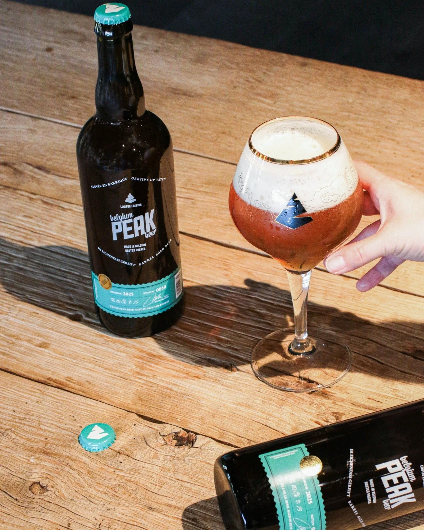 Un parfum de rhum flotte &agrave; nouveau sur les Fagnes&hellip; 🪵🥃

La Peak Aged Barrel Triple Rhum &ndash; &Eacute;dition 2025 est arriv&eacute;e 🍺
Une &eacute;dition qu&rsquo;on ne pr&eacute;sente plus&hellip; mais qu&rsquo;on savoure chaque an
