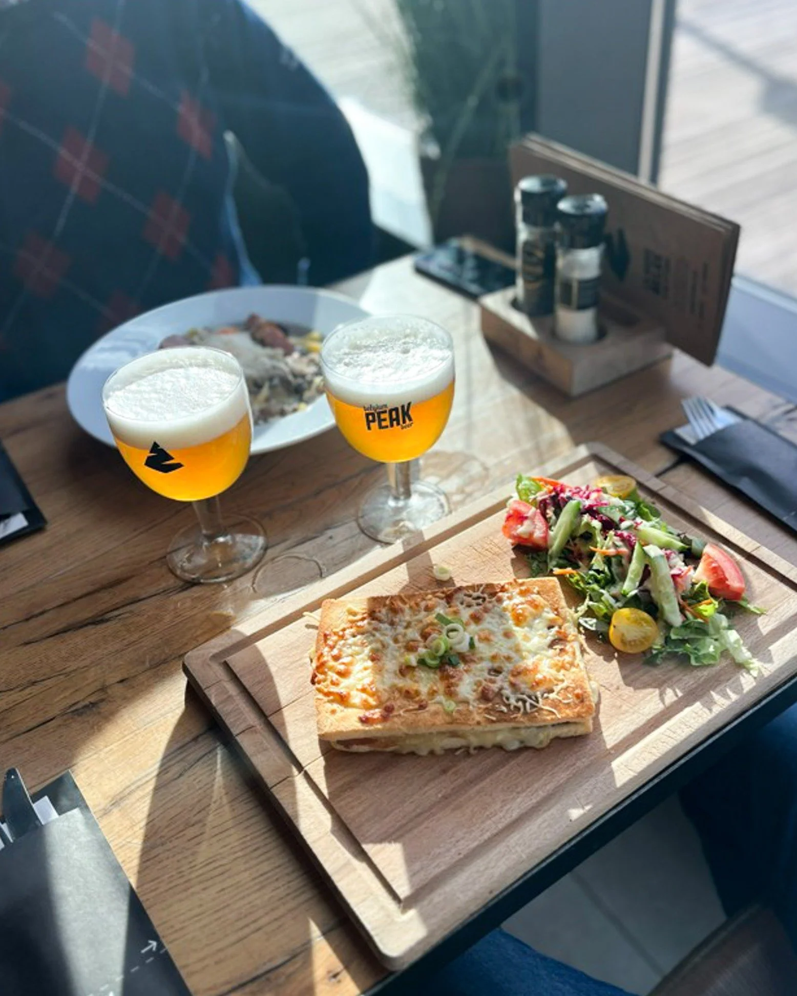 Froid dehors, chaleur dans l&rsquo;assiette 🙌🍲
Notre menu d&rsquo;hiver est de retour &agrave; la brasserie !

Produits locaux, plats r&eacute;confortants&hellip; et Peak 🍻

D&eacute;couvrez-le ici : https://peakbeer.be/fr/restaurant