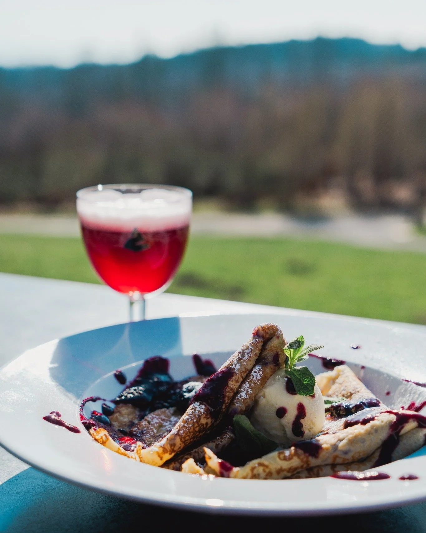 C'est toujours l'heure du go&ucirc;ter &agrave; la brasserie 😋🍰
On s'approche de l'accord parfait avec notre combo cr&ecirc;pes / Peak Myrtille 🫐🥞

Cuisine ouverte non-stop toute la journ&eacute;e ! 😍