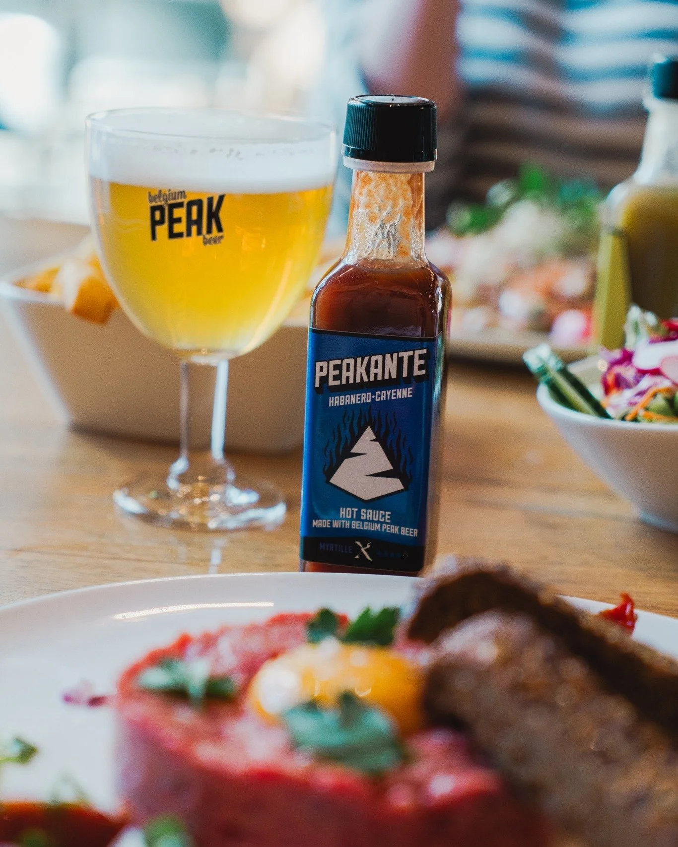 Addiction en vue... 🔥🌶
Qui n'a pas encore go&ucirc;t&eacute; nos PEAKANTES ? 

3 sauces piquantes avec 3 intensit&eacute;s diff&eacute;rentes &eacute;labor&eacute;es par @deux_mains_traiteur ! 
En vente &agrave; la brasserie ou sur notre eshop : ht