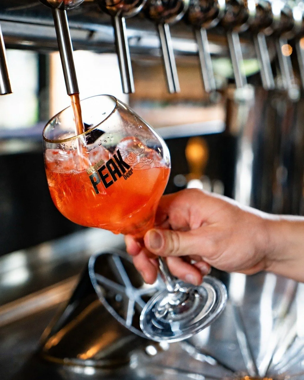 🍊 La Peak Spritz d&eacute;barque &agrave; la brasserie ! 🍻
Une alternative locale, fra&icirc;che et d&eacute;licieuse au spritz classique ✨
Une Peak aux ar&ocirc;mes naturels d&rsquo;orange am&egrave;re, avec une l&eacute;g&egrave;re touche sucr&ea