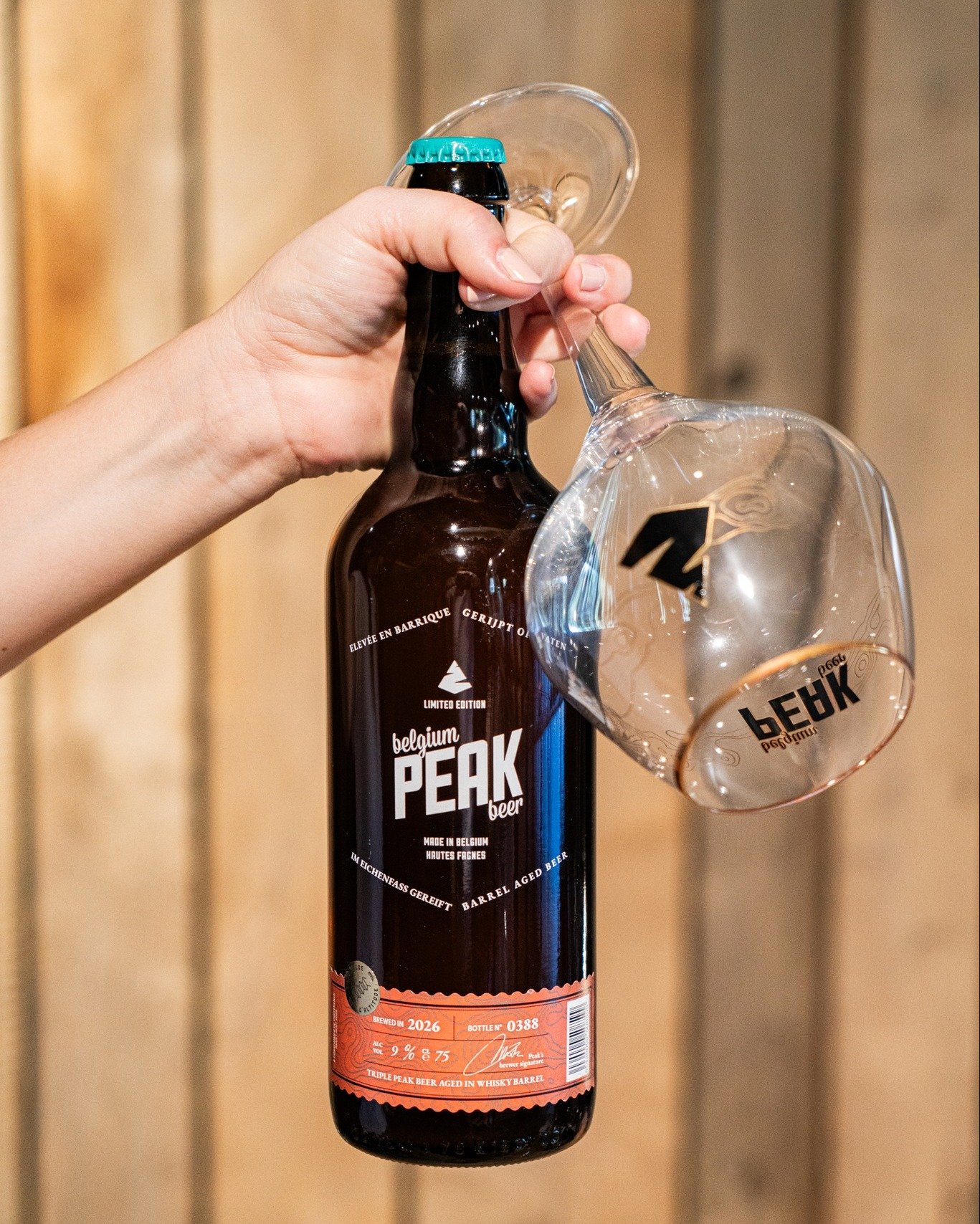 Un petit faible pour notre Barrel Aged Triple Whisky ? 🥃 🍻
&Eacute;lev&eacute;e en f&ucirc;ts de whisky &eacute;cossais, notre Peak Triple s&rsquo;impr&egrave;gne du caract&egrave;re bien typ&eacute; du spiritueux. Des notes de whisky franches et &