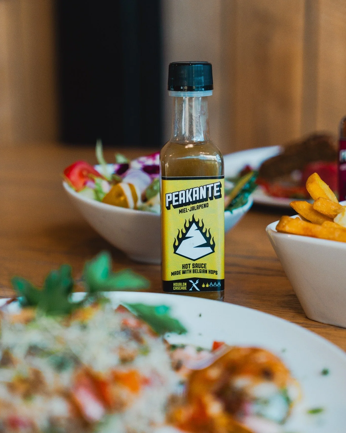 Nos sauces PEAKANTES, on ne s&rsquo;en lasse pas ! 🔥🌶️

Cr&eacute;&eacute;es en collaboration avec @deux_mains_traiteur, elles apportent du piquant &agrave; tous vos plats 😋

Retrouvez-les aussi sur notre eshop ! 
https://peakbeer.be/fr/shop/peaka