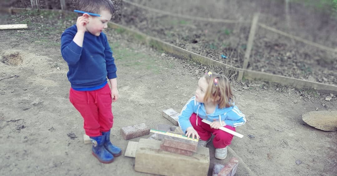 Today we were builders! 👷&zwj;♀️

We worked together to measure the length of the bricks and negotiate how they should be placed together to create a wall!

Of course we had our pencil ready behind our ear too!

#learningthroughplay #hampshiredaynur