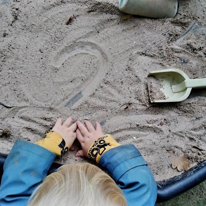 There are so many tools we can use to mark make... and our hands are one of them! ⁠
⁠
Our caterpillars @kidslovenature.lytchett have been noticing patterns and colours in our environments this week. What is your favourite type of mark making? ⁠
⁠
#sa