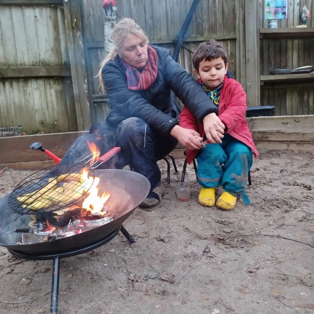 First fire of the season @kidslovenature.avonheath . We enjoyed hot chocolate and toast to warm us up! ⁠
⁠
#naturenursery #natureisnurture #timewithnature #earlyyears ⁠
#kidslovenature #jointheadventure #everydayextraordinary #dorestnursery #hampshir