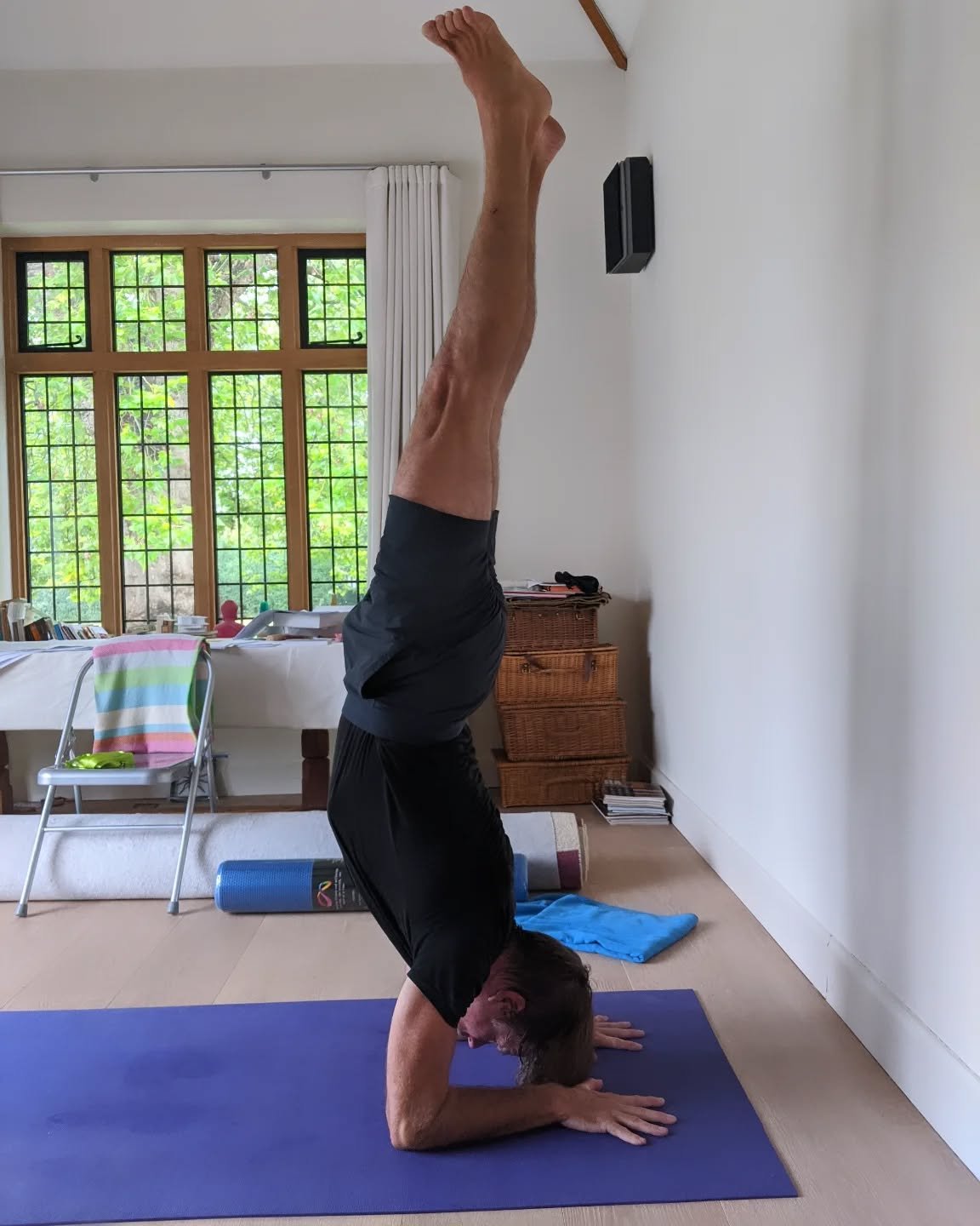 A private session is a great way to work on poses that are tricky to master on your own ⚡

#challengeyourlimits #pinchamayurasana #headstand #handstand #crow #masterofyoga