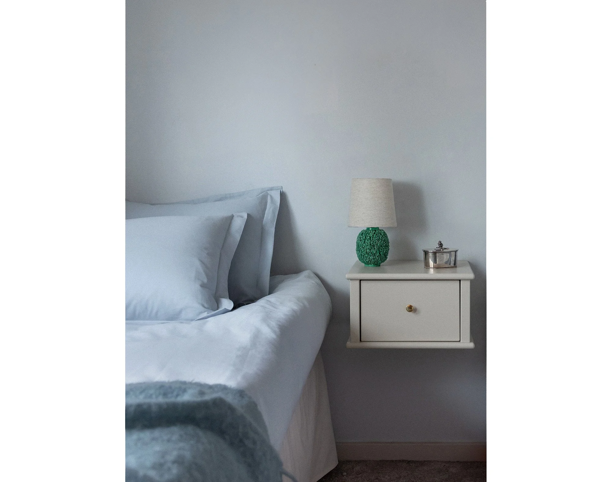 luca_wall_bedside_table_offwhite_crop_3.jpg