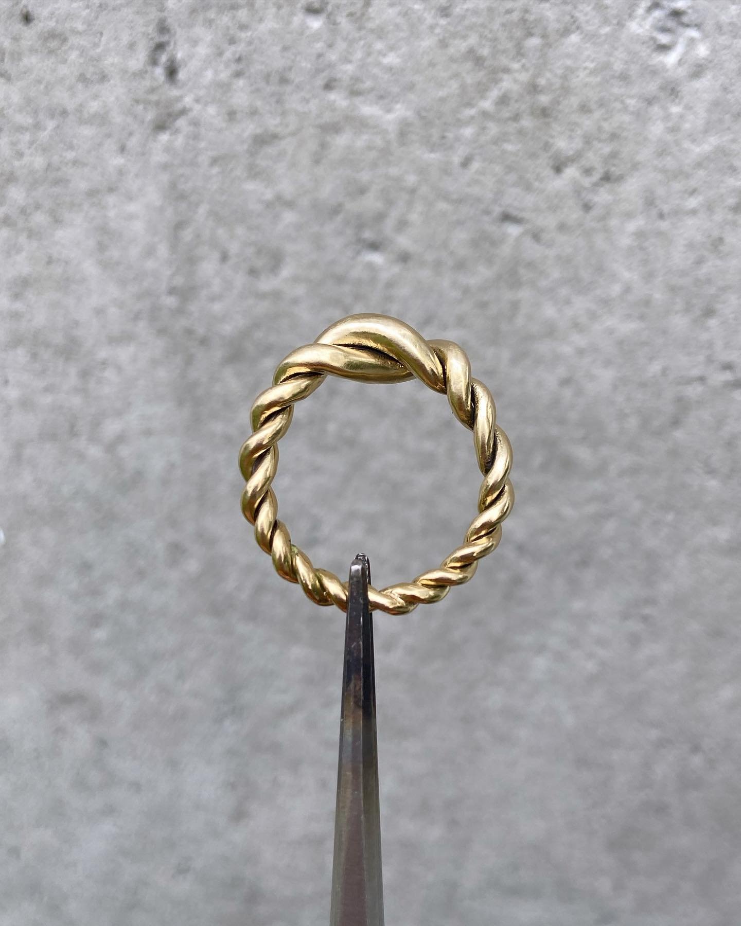 SAVE THE DATE! We&rsquo;re having a trunk show @claypotjewelry December 14th, in Hudson NY from 11am-4pm with our dear friend @shaynajewelry 🍾🎁 Pictured is our Hoen ring in 18k Fairmined gold - individually hand-forged, tapered and twisted just lik