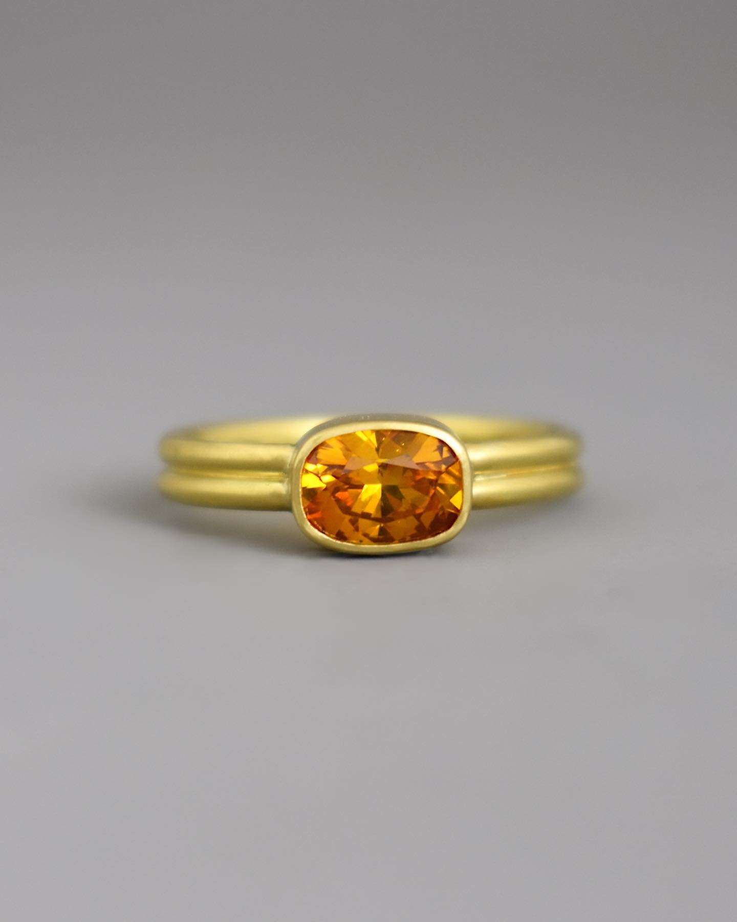 Fully traceable Sri Lankan yellow-orange sapphire set in 18k Fairmined gold. Size 7.75. One-of-a-kind and available on our site. ⭐️ This gem was beautifully cut by @boyd.fox to maximize the sparkle this holiday season. ✨🎉✨