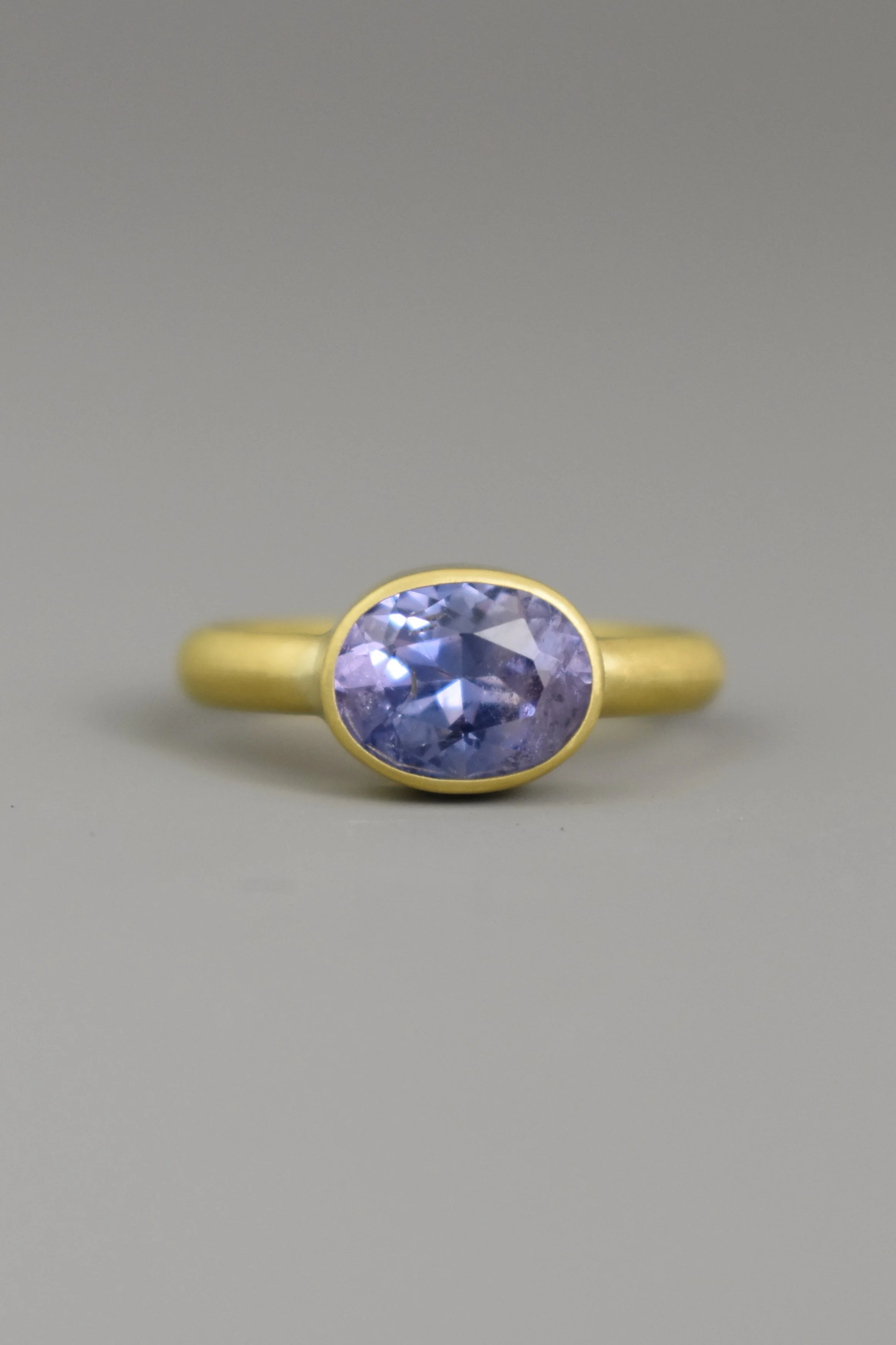 Lavender MOYO Sapphire Ring, 18k gold