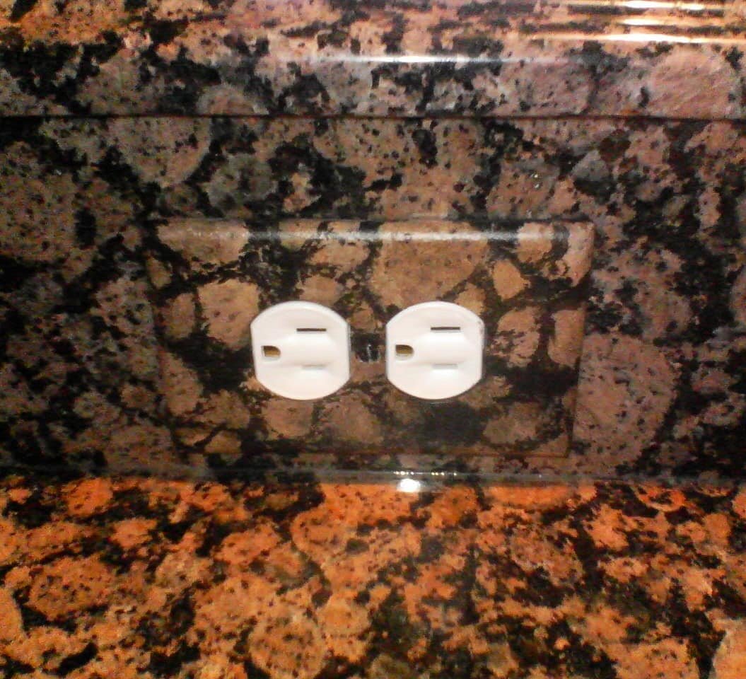 I love a little camoflauge. 

 #camoflaugepainting #switchplate #perfection. #myfavoritethings #granite #lightcover #designer #decoratordetails #detailersofinstagram #plugs #electric #faux #mastery #lighting #electrician #painted #specialty #unique #