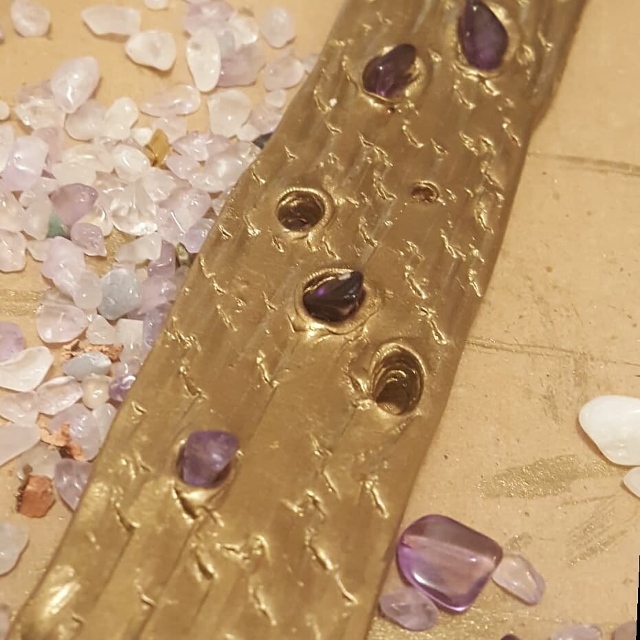 GEMSTONES...panel insets are coming to life today. 

#artday #feelingmyself #inspired #metime #amethyst.  #super7 #tryingnewthings #purplestone #fauxmetal #sculpey #sculpture #crystals #crystalart #imaginativedesign #madebyhand #texture #lighting #ex