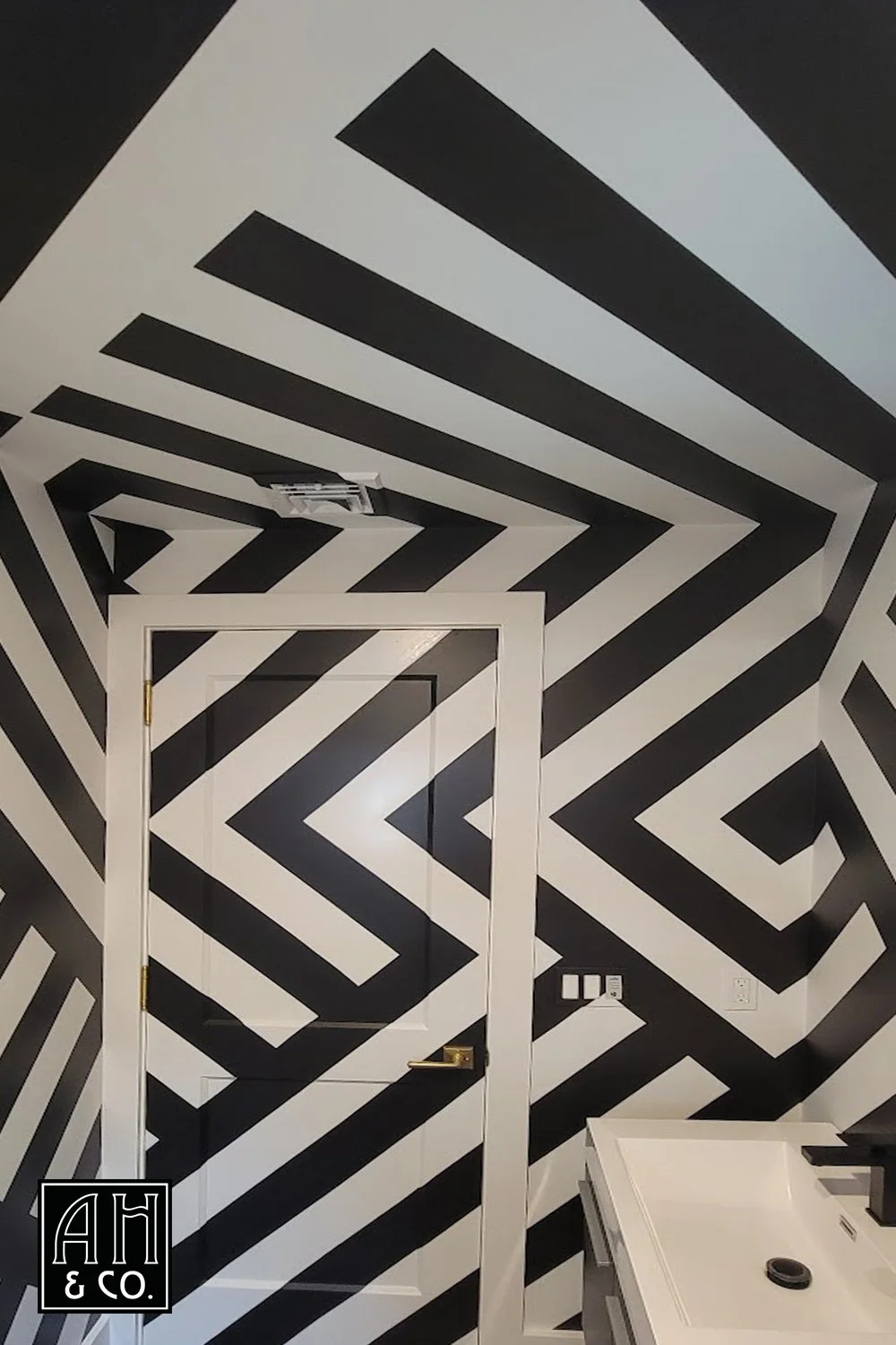 GRAPHIC WRAP AROUND BLACK AND WHITE DESIGN