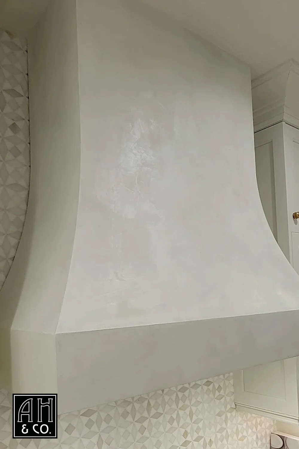ariana-hoffman-traditioinal-marmarino-venetian-white-cream-plaster-oven-hod-kitchen-european-polished-simple-old-world-patina.jpg